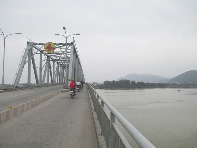 Thanh niên 'ngáo đá' nhảy cầu Bến Thủy tự tử