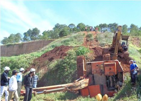 Xe xúc lật, đè chết người lái