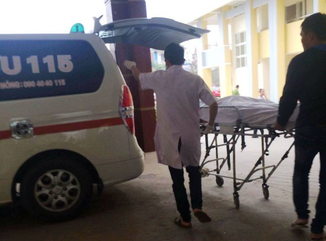 Bị súng cướp cò trước ngân hàng, đại úy công an tử vong