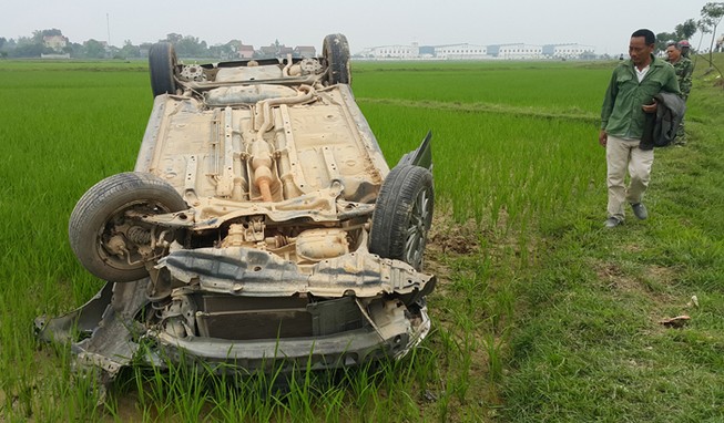 Đâm một người tử vong, xe hơi lật ngửa trên ruộng