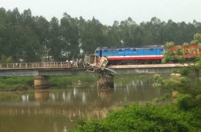 Tai nạn tàu hỏa ở Nghệ An, đường sắt Bắc-Nam đang ách tắc
