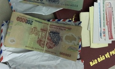 Hai người xưng phóng viên lấy tiền doanh nghiệp bị tạm giữ