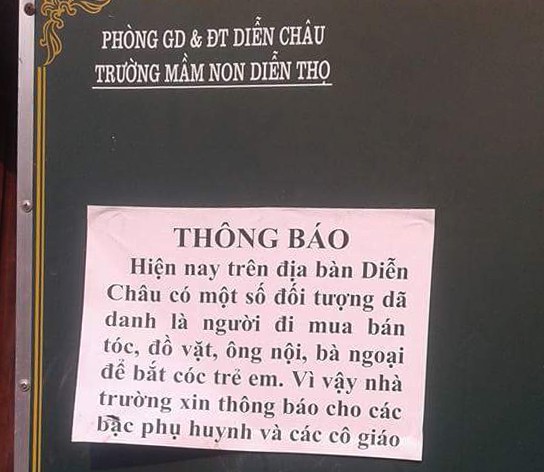 Nhà trường dán thông báo đề phòng học sinh bị bắt cóc