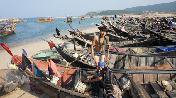 Hà Tĩnh tiếp tục phát hơn 900 tấn gạo cho hơn 10.000 gia đình ngư dân
