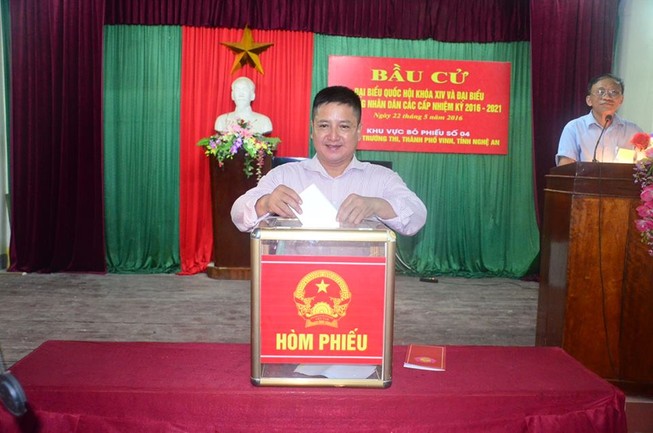 Vợ chồng nghệ sĩ 'Táo giao thông' bỏ phiếu tại Nghệ An
