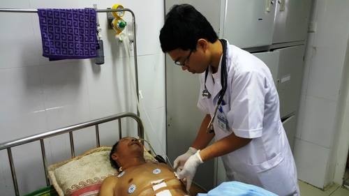 Đã cứu được nghi can dùng dao tấn công vợ chết, chồng bị thương