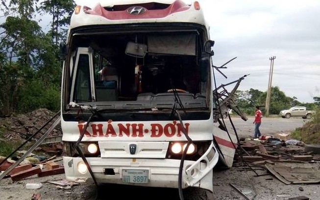 Công an Lào tạm giữ tài xế xe khách bị nổ làm 8 người chết
