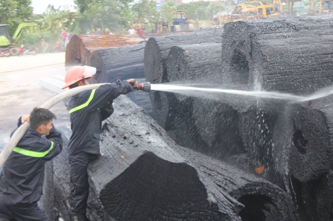 Nắng nóng, cháy lớn tại bãi tập kết gỗ