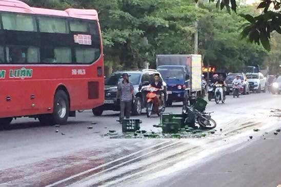 Xe tải để chất lỏng vàng đổ xuống đường rồi tháo chạy