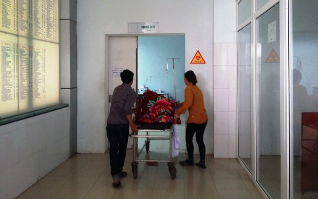 Yêu cầu kiểm điểm cá nhân và bệnh viện mổ tay trái rút đinh... tay phải