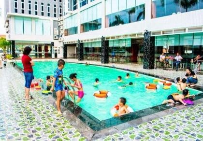 Bé trai 10 tuổi tử vong khi học bơi tại khách sạn 4 sao