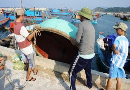 Hà Tĩnh ưu tiên hỗ trợ ngư dân đóng tàu lớn đánh bắt cá xa bờ