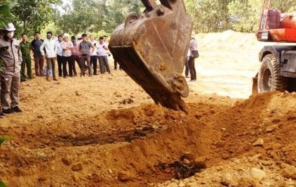 Khai quật 267 tấn chất thải Formosa chôn trong trang trại đưa đi xử lý