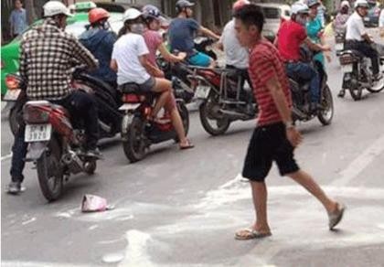 Khởi tố bị can, cho tại ngoại người cha đập 7 hộp sữa của siêu thị