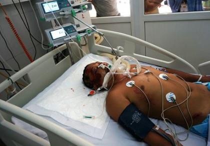 Chưa tìm được thân nhân người đàn ông nguy kịch bên quốc lộ