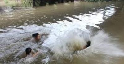 Cha mẹ dắt con đi thăm hàng xóm, 2 trẻ chết đuối thương tâm