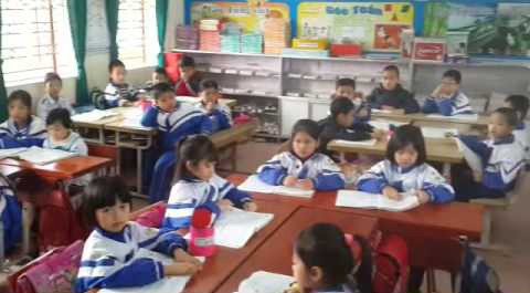 Hàng trăm phụ huynh mang băng rôn đến trường phản đối học VNEN