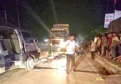 Xe khách va chạm với xe máy chở 3 làm 3 người tử vong