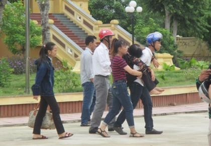 Em lãnh án chung thân, chị ngất xỉu tại tòa