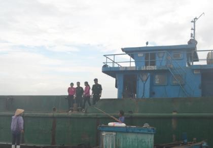 Bắt giữ tàu đổ chất thải xuống khu vực biển Thanh Hóa và Nghệ An