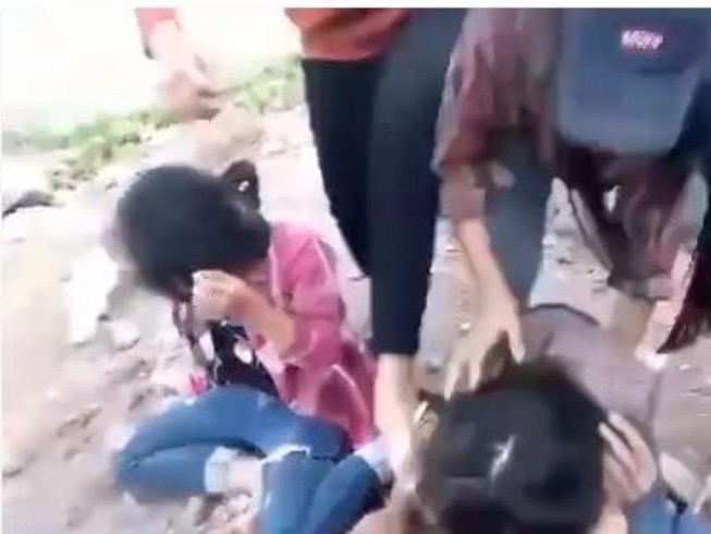 Xôn xao nhóm nữ sinh đánh bạn chảy máu mắt