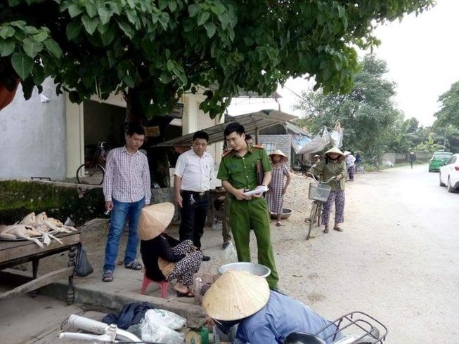 Vỗ vai 'thôi miên' bà cụ 70 tuổi lấy 12 chỉ vàng