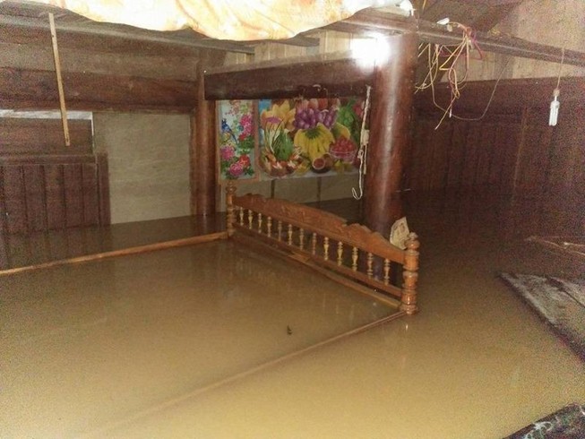 Hương Khê chìm trong nước lũ