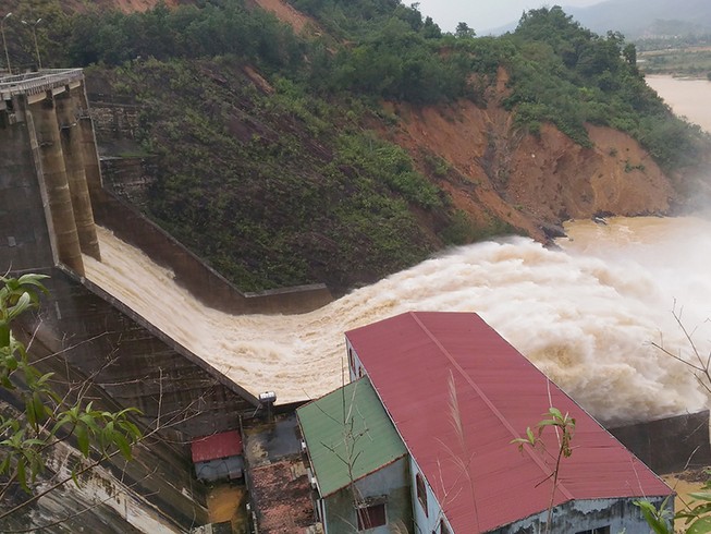 'Việc hệ trọng sao chỉ nhắn tin báo xả lũ'