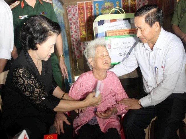 Chủ tịch Quốc hội thăm hỏi, trao quà người dân vùng lũ