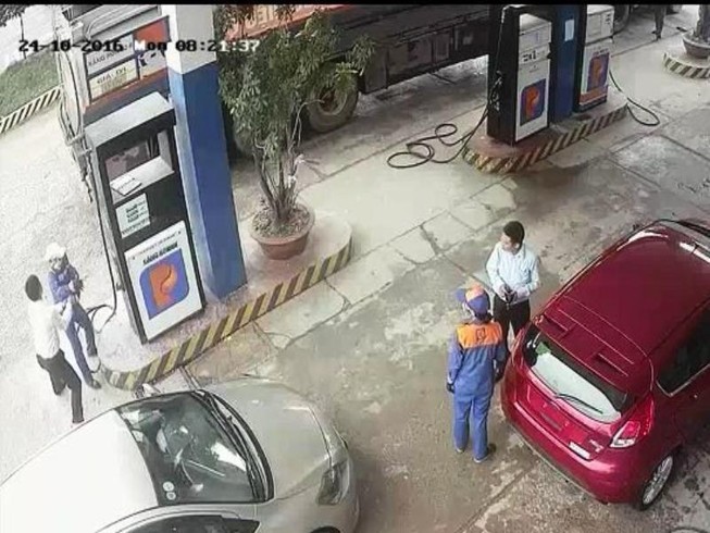 Nam nhân viên ngân hàng đánh cô bán xăng đổ máu