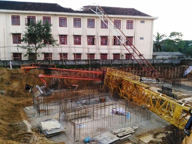 Cần cẩu đổ ập vào trường khiến 1 học sinh tử vong
