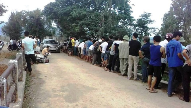 Người đàn ông chết dưới sông, xe máy còn nằm trên cầu