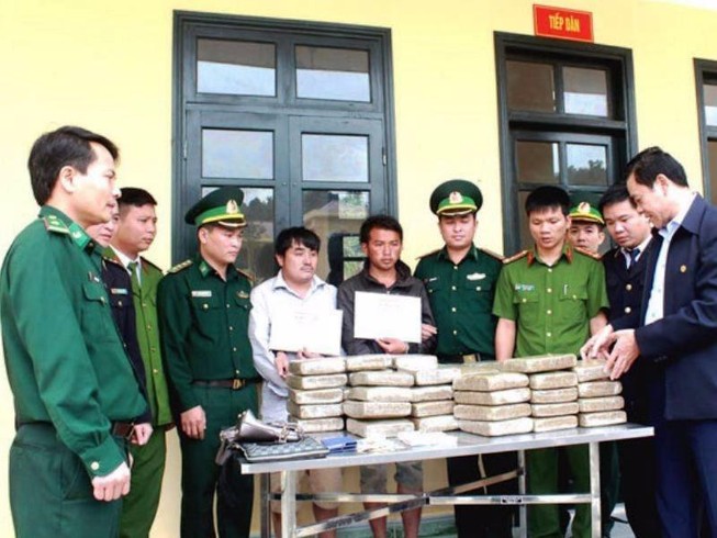 Hai người Lào chở 60 bánh cần sa vào Việt Nam tiêu thụ