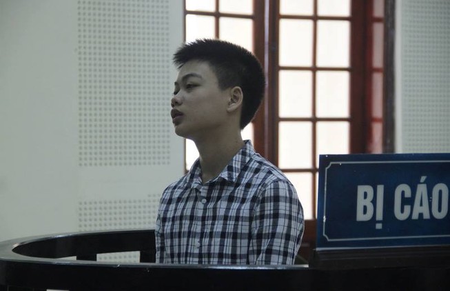 Đứng nói chuyện với bạn gái rồi rút dao đâm người