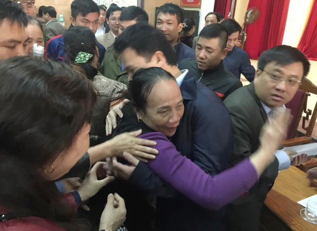 Tiểu thương ôm chầm chủ tịch tỉnh Hà Tĩnh nói cảm ơn