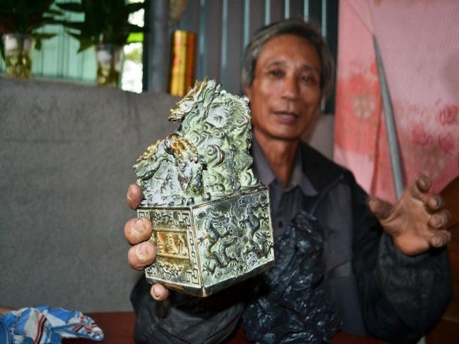 Đang niêm phong vật lạ nghi ấn tín giả cổ