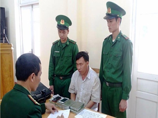 Bắt vụ vận chuyển 8 bánh heroin vào Việt Nam