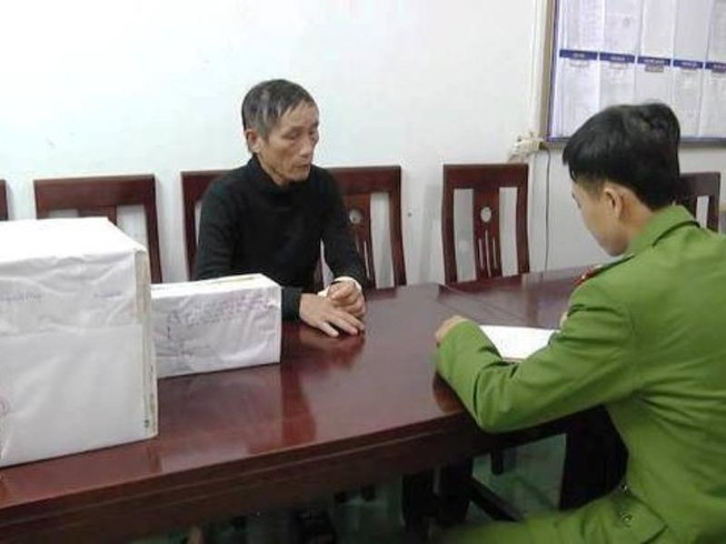 Người đàn ông mang 50 thỏi mìn vào trường học cất giấu
