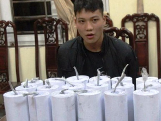 Thiếu niên cuốn pháo 'khủng' đem bán