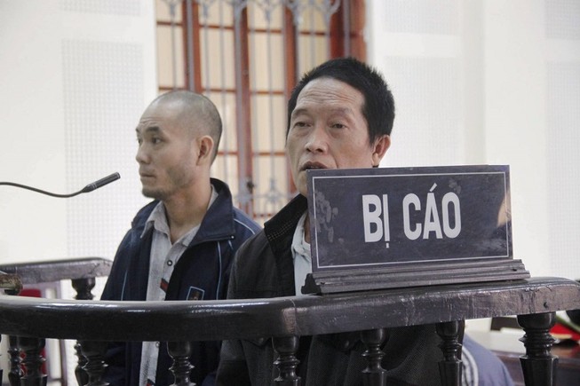 Ham 200 USD tiền công trông coi heroin đổi 18 năm tù