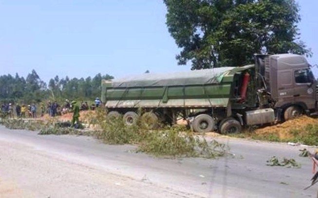 Xe đầu kéo tông người phụ nữ mang bầu 8 tháng tử vong