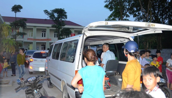 Ăn quả ngô đồng cho thông minh, 50 học sinh ngộ độc