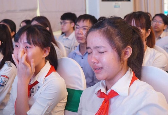 Học sinh nức nở nghe cô bé mồ côi đọc “Thư gửi mẹ hiền”