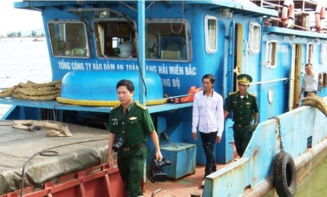 Cứu ngư dân bị gió hất rơi xuống biển