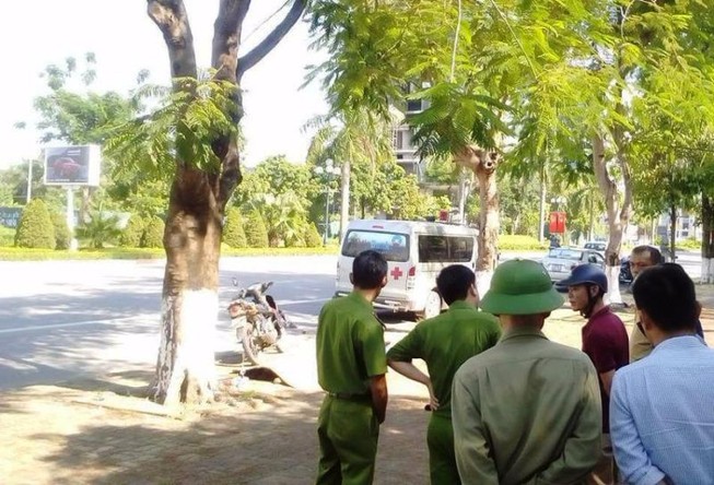 Người đàn ông bẫy chim nằm chết trên vỉa hè