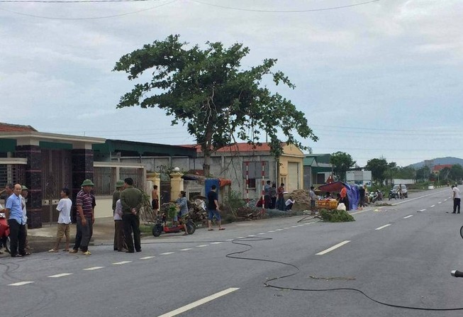 Đau lòng 2 người bị vướng dây điện sau bão, tử vong