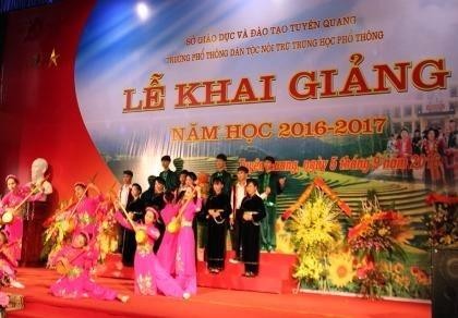Ông Nguyễn Thiện Nhân phỏng vấn học sinh tại lễ khai giảng