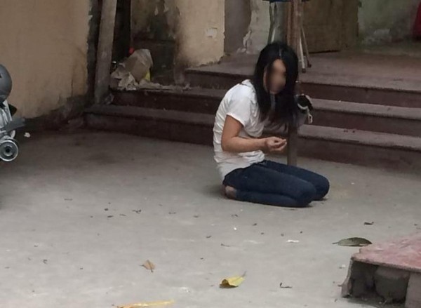 Hoảng loạn vì thiếu nữ cầm kim tiêm đâm loạn xạ giữa chợ