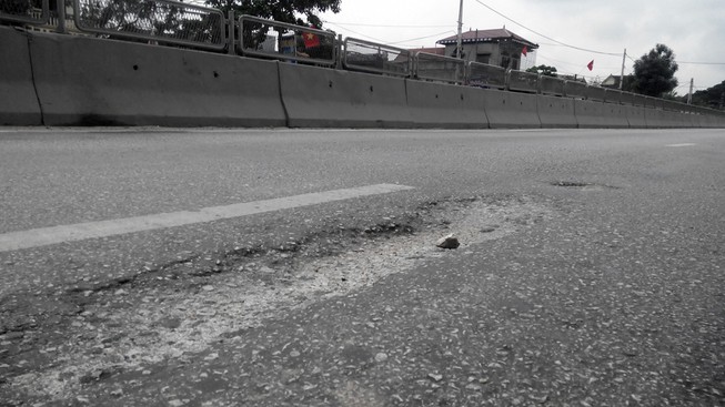 Một Chi cục trưởng bị đình chỉ công tác vì quốc lộ 1A hư hỏng