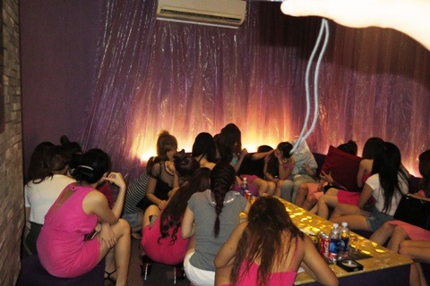 40 chân dài chạy tán loạn khỏi quán karaoke